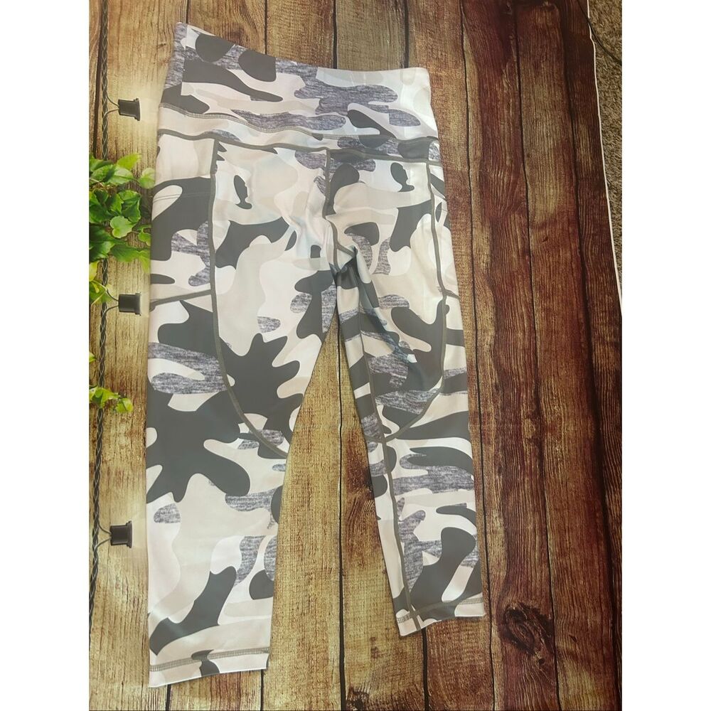 Zyia Active Camo White Grey Cropped Leggings Size 8-10 (M)